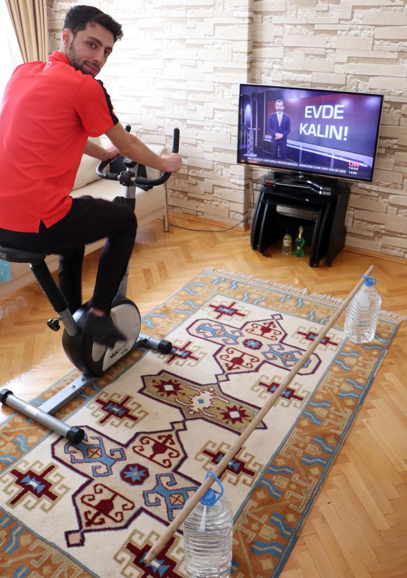 <p>Evde kendisinin geliştirdiği spor aletleri ile her gün çalışan İpcioğlu şunları söyledi:</p>