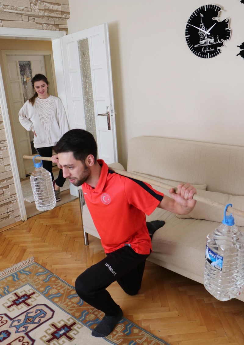 <p>Koronavirüs salgınına rağmen Çin'in Pekin kentinde yapılacak olan 2022 Kış Olimpiyat Oyunları'na hazırlıklarını aksatmadan sürdüren Fatih Arda İpcioğlu, çalışmalarından dolayı zaman zaman rahatsızlık verdiği komşularından özür diledi.</p>
