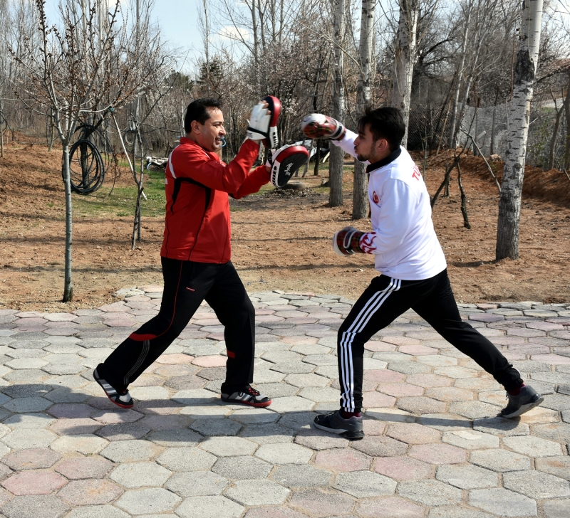 <p>Bu süreçte eve kapanmak zorunda kaldığını ve çok sıkıldığını vurgulayan Mutlu, hocasının evine halter malzemesini getirdiğini ve yarım kalan antrenman programını devam ettirdiğini ifade etti.</p>