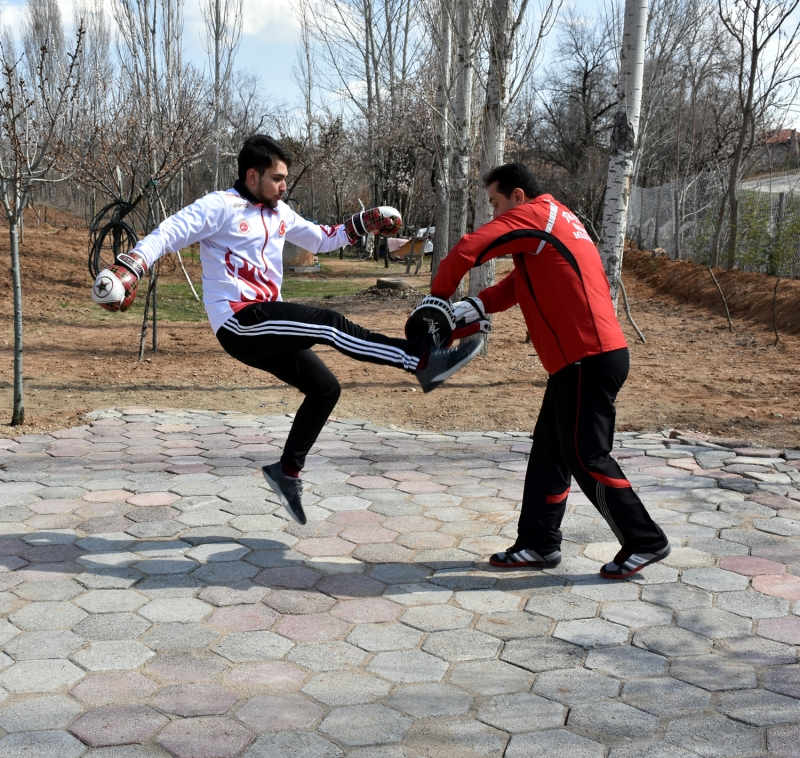 <p>Kayseri'nin Bünyan ilçesinde halter ile uğraşan ve çeşitli müsabakalarda Türkiye dereceleri olan Samet Mutlu (15), evinin bahçesinde kurduğu parkurda antrenman yapıyor.</p>