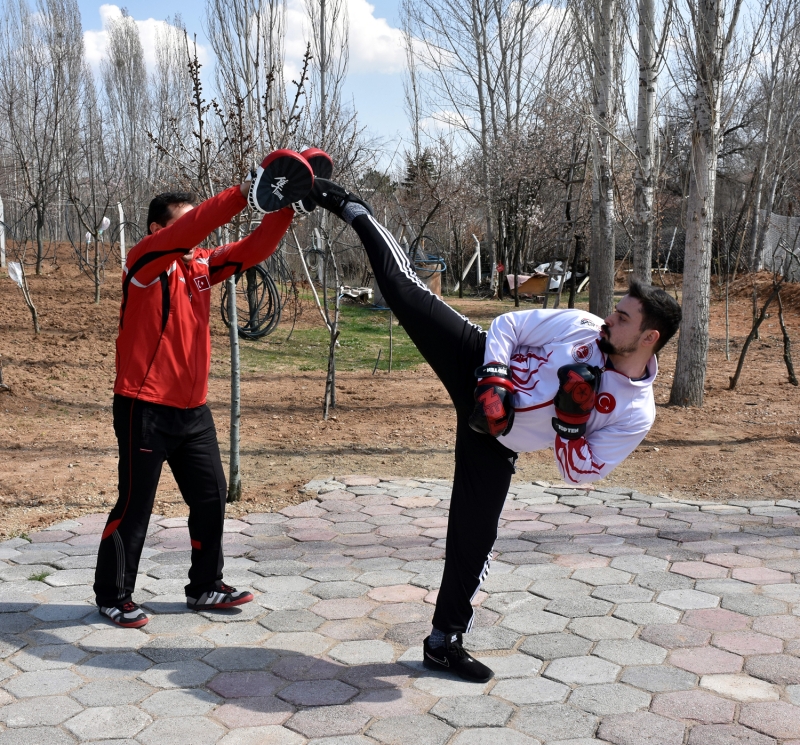 <p>Şehit Piyade Teğmen Bekir Öztürk Çok Programlı Anadolu Lisesinde okuduğunu belirten Mutlu, koronavirüs nedeniyle antrenman salonlarının kapandığını söyledi.</p>