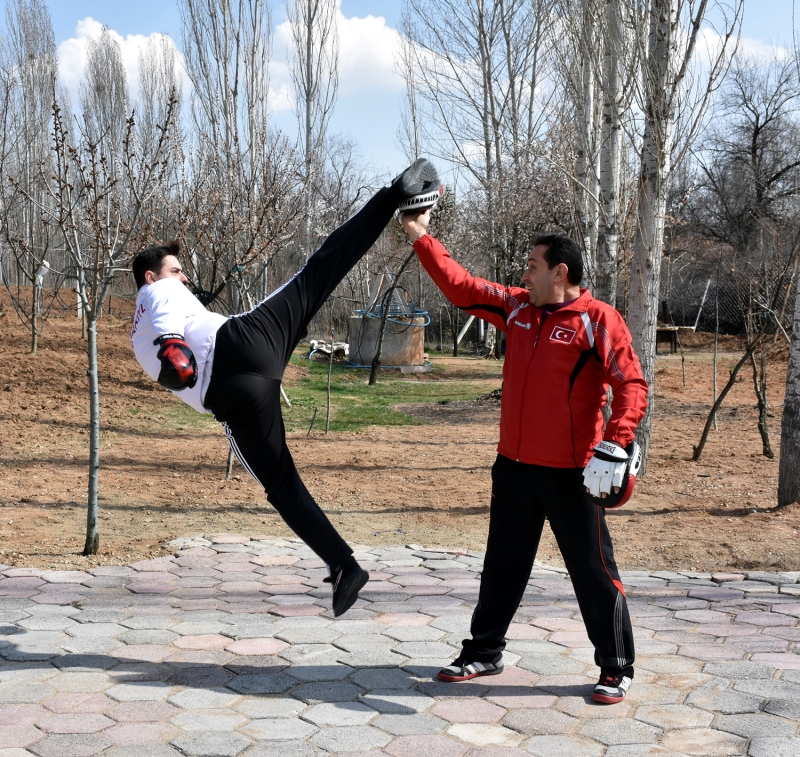 <p>'Evimin bahçesinde antrenmanımı yapmaya çalışıyorum.' diyen Mutlu, şunları kaydetti:</p>