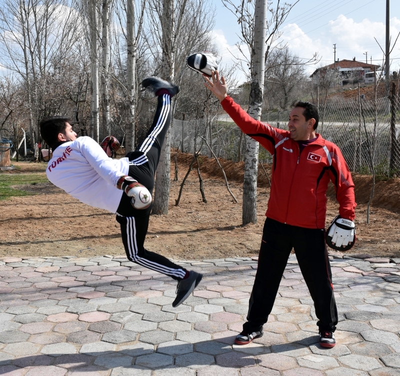 <p>'Hocam bana bir program uyguladı. Verdiği programa uymaya çalışıyorum koparma, silkme gibi çalışmalarım var. Koronavirüs benim çalışmamı etkiledi. Antrenman salonumuz kapandığından virüsün hırsıyla antrenmanımı yapıyorum. Evde daha sağlıklı besleniyorum. Ailem ben dışarıda antrenmanımı yaparken bana destek oluyor. Hem moral veriyor hem de dua ediyor.'</p>
