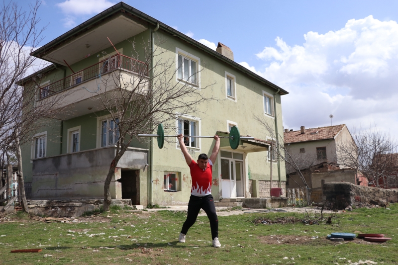 <p>Kick boks branşında Türkiye şampiyonlukları bulunan Mustafa (27) ve Burak Ayten (28) kardeşler, antrenör babaları Adem Ayten yönetiminde Çullu Mahallesi'ndeki evlerinin bahçesinde çalışmalarını sürdürüyor.</p>