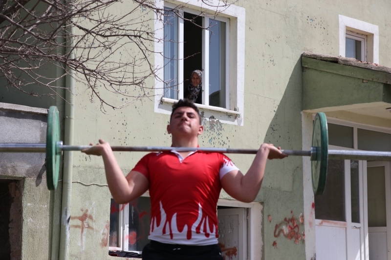 <p>Baba Adem Ayten, AA muhabirine, devletin aldığı kararlara uyduklarını ve çalışmalarına bahçelerinde devam ettiklerini söyledi.</p>