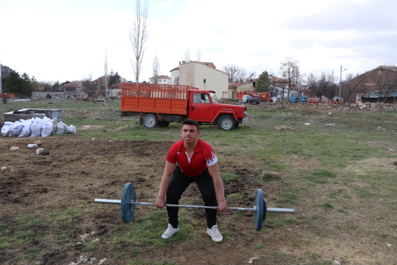 <p>Mustafa Ayten de 'Bizler milli sporcularız ve bayrağımızı her daim göndere çektirme arzusundayız. Bu hedeflerimiz doğrultusunda çalışmalarımız sürüyor. Ülkemizin bin an önce bu illetten kurtulması için dua ediyoruz.' dedi.</p>