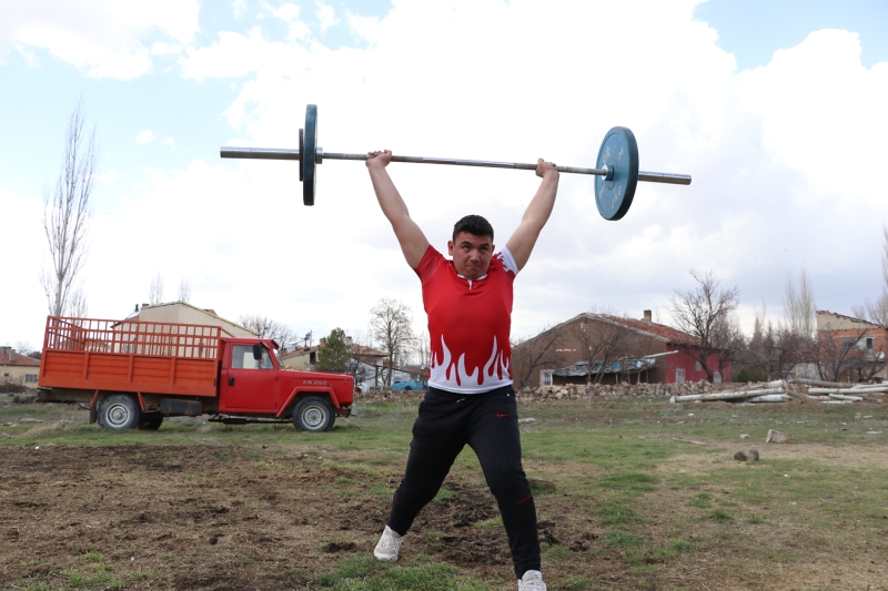 <p>Burak Ayten de devletin aldığı kararın her zaman yanında olduklarını belirterek, vücutlarının zinde kalması için antremanlarına bahçede devam ettiklerini kaydetti.</p>