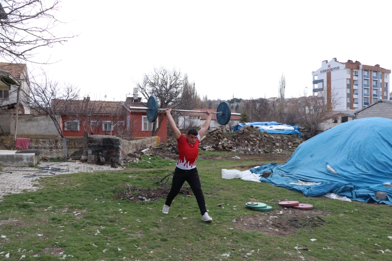 <p>Sporda ileri gitmek ve hedefe ulaşmak için hep çalışmak gerektiğini dile getiren Ayten, 'Bahçemizde temiz havada oğullarımla beraber antremanlarımızı yapıyoruz. Sporu bırakmadık yani. 2-5 Nisan tarihleri arasında Antalya'da Avrupa şampiyonası vardı ama ertelendi. Biz yarın olacakmış gibi evlatlarımızla çalışmalarımıza devam ediyoruz.' diye konuştu</p>