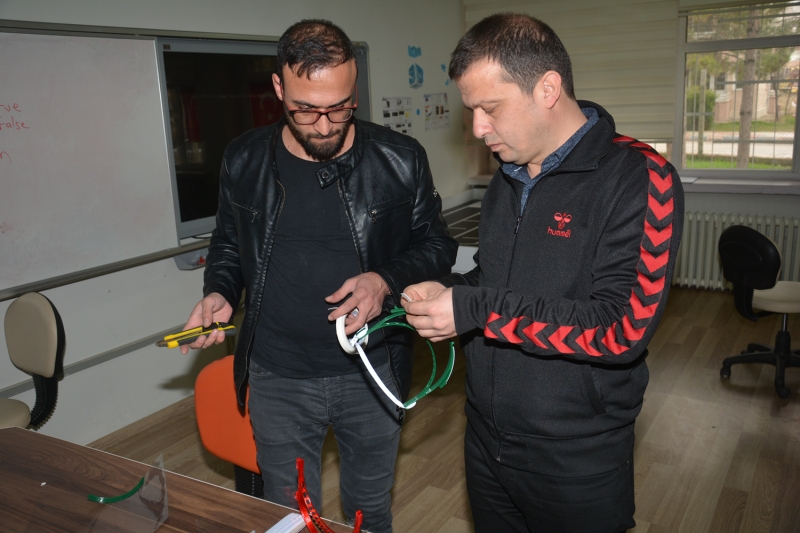 <p>Teknoloji sayesinde siperlik üretiminde kalıp ve makineye ihtiyaç duyulmadığını vurgulayan Filiz, böylece ürünün hem maliyetinin düşürüldüğünü hem de hazırlanma sürecinin hızlandırıldığını dile getirdi.</p>