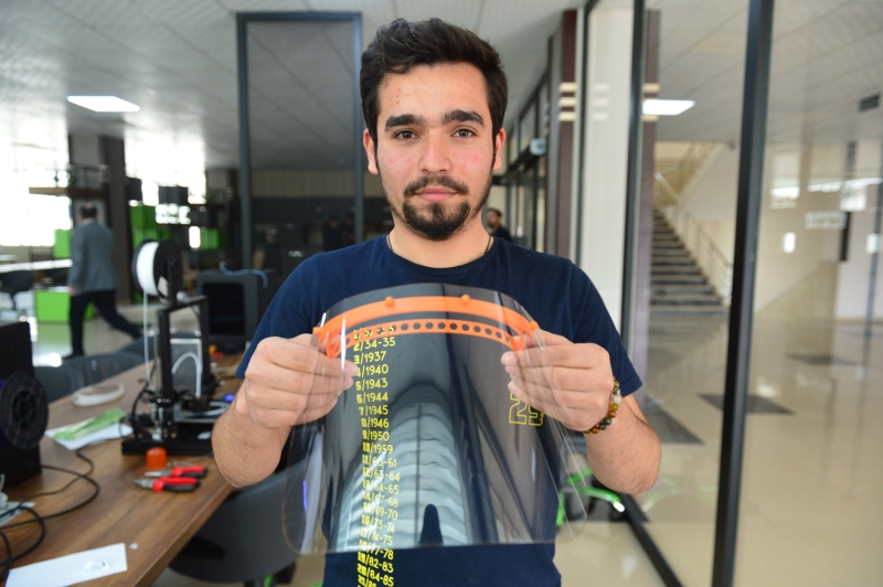 <p>Ürünlerin ilk maliyetini üniversite olarak karşıladıklarını belirten Çelik, çok sayıda kurum ve kuruluşun siperlik için kendileriyle irtibat kurduğunu anlattı.</p>