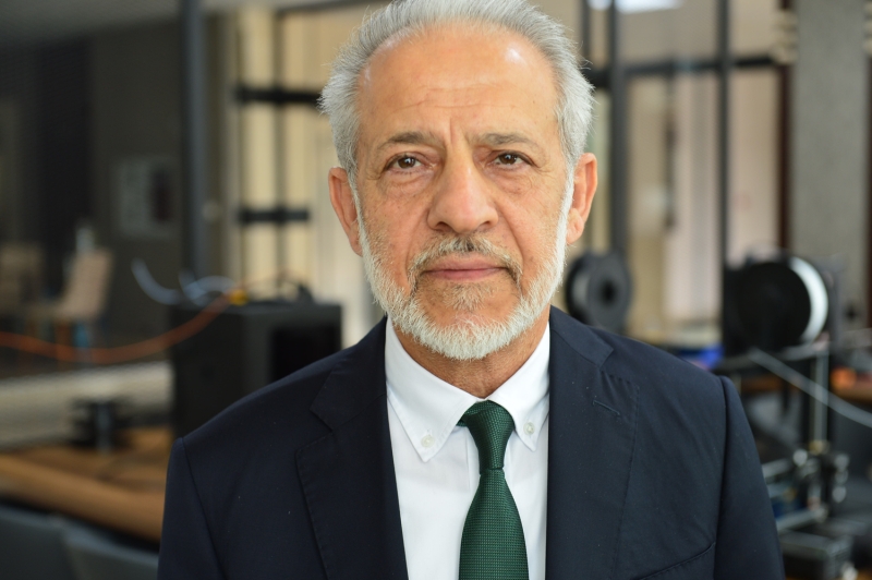 <p>'Koranavirüsle mücadelede sahip olduğumuz 3 boyutlu yazıcı potansiyeliyle medikal parçalara, araç ve gereçlere ihtiyaç duyan hastaneleri desteklemek ve kişisel korunmaya cevap vermek istiyoruz. 3 boyutlu yazıcıda üretilmiş parçalar, ihtiyaç anında orijinal parçaların yerini daha kısa sürede alabiliyor. Şu anda hekimlerimizin ve sağlık çalışanlarının hastalarla yakından irtibatları sırasında korunmalarını sağlayacak yüz kalkanı üretiyoruz. İhtiyacı olan kurum ve kuruluşlara hastane ve sağlık merkezleri gibi yerlere bu ürünlerin ulaştırılmasını sağlayacağız.'</p>