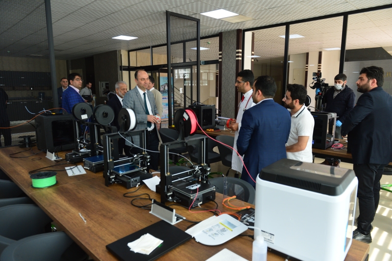 <p>Kahramanmaraş'ta bulunan Elbistan Bilim ve Sanat Merkezi de 3D siperlik üretimi yapıyor.</p><p>Merkez müdürü Mehmet Turaç, AA muhabirine yaptığı açıklamada, gönüllü öğretmen arkadaşlarıyla tatil günlerini merkezde siperlik yaparak geçirdiklerini söyledi.</p>