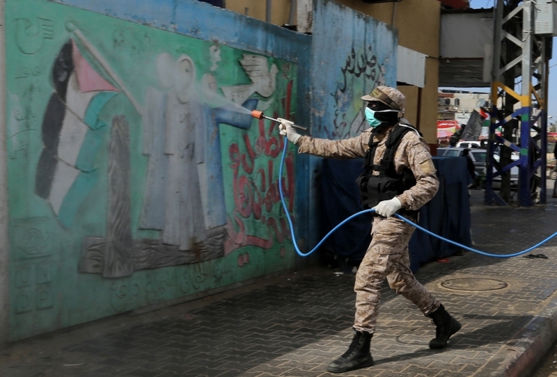 <p>İslami Cihad Hareketi'nin silahlı kanadı Seraya el-Kudüs mensupları, Refah kentindeki caddelerde dezenfekte çalışması yaptı.</p>