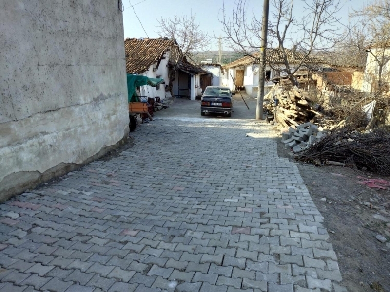 <p>'SÜLEYMANPAŞA HALKINA HİZMET ETMEYE DEVAM ETSİN'</p><p>Başkan Var, Yüksel'in bu konuda kendisini araması gerektiğini ifade ederek, 'Eğer arkadaşımızın, mevkidaşımızın hizmet etmek gibi bir derdi varsa, mevkidaşını arayarak bunu yapması gerekir. Bunu da kamuoyunun takdirine bırakıyorum. Tabii biz bu koltuklarda gelip geçici süre içinde buradayız, herkes bunu bilerek çalışmalı. Arkadaşıma da tavsiyem bu olacaktır. Gereken cevabı aldığımız sorumluluğu kimden aldığımızı unutmadan biz Şarköy halkına hizmetlerimizi devam ettireceğiz. Kendisi de Süleymanpaşa halkına hizmetlerini devam ettirmesi gerekmektedir. Ben tekrar konumuz bu olduğu için üzüntülerimi belirtiyorum. Ülkemizin bir an önce şu koronavirüsten kurtulmasını temenni ediyorum' diye konuştu.</p>