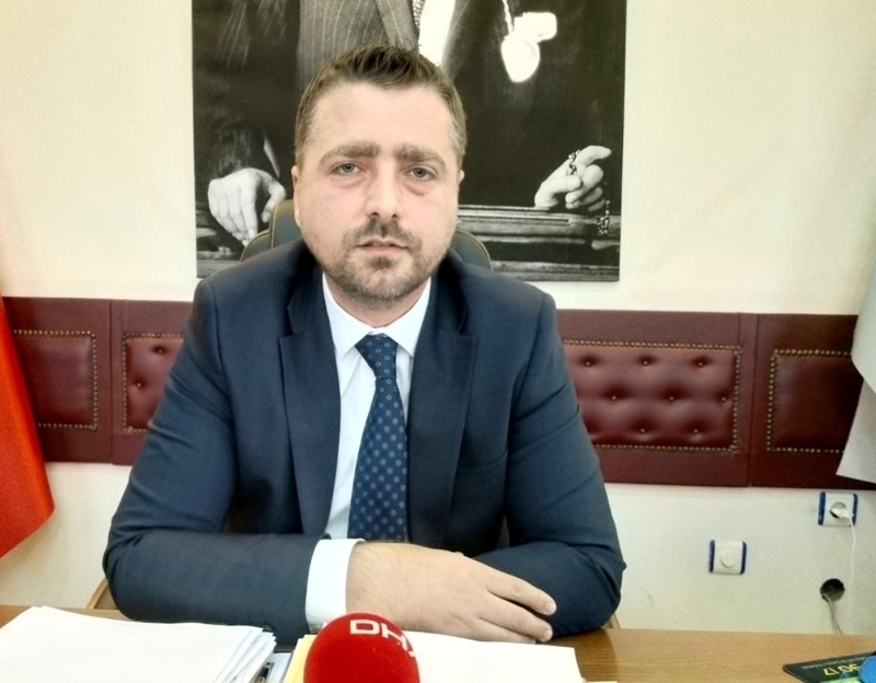 <p>VAR: BİZİM SORUMLULUĞUMUZDA OLAN BİR YER, HOŞ DEĞİL</p><p>Şarköy ilçesinin CHP'li Belediye Başkanı Alpay Var ise, Süleymanpaşa Belediye Başkanı Cüneyt Yüksel'in siyasi rant çıkarmaya çalıştığını iddia ederek, belediye olarak üzerlerine düşen görevi yerine getirdiklerini söyledi. Var, konuşmasını şöyle sürdürdü: </p>