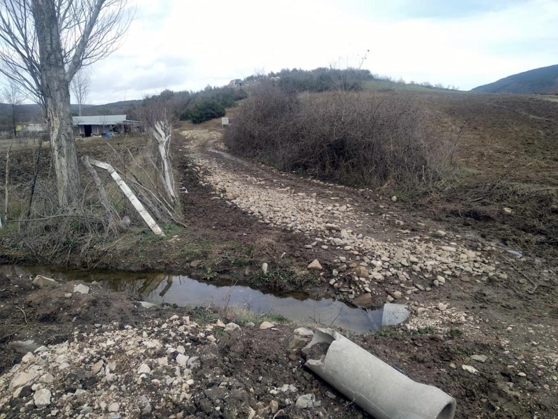 <p>'Şov yapmak amacıyla tartışma yaratarak milletimizin birlik beraberliğe en çok ihtiyaç duyduğu bugünlerde kendisine oradan siyasi rant çıkarması bizleri çok üzmüştür. Hizmet ediyorum adı altında kendi bölgesi olmayan bölgeye çıkma taşları göndererek devlet ciddiyeti ve liyakatten uzak duruş sergilemiştir. Tabii bu taşlarla ilgili söylemek gerekirse, paylaştıkları resimlerde, paylaştıkları taşların döşenmediği yerleri paylaşmakla ve o taşların kişilerin tapulu arazilerindeki yolları, bizim hizmet etmemiz gereken yollar olarak göstermesi de hiç hoş olmamıştır. Ben halkımıza sesleniyorum. Süleymanpaşalı vatandaşlarımız saygıdan dolayı bu olayı da daha fazla uzatmak istemiyorum. Ceza kesilmesi konusunda konuşmak gerekirse, gelen ihbar üzerine kendi sorumluluk alanımıza kim olursa olsun istediği yere kamyonlarla hurda çıkma taşları izinsiz bir şekilde dökmesi, sorumlu müdürlerimiz tarafından tespit edip gerekli işlemi yapmışlardır.'</p>