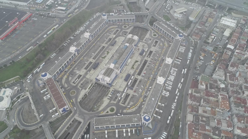 <p>Havadan çekilen görüntülerde hafta sonu yoğunluğun yaşandığı otogarda sakinliğin olduğu görüldü.</p>