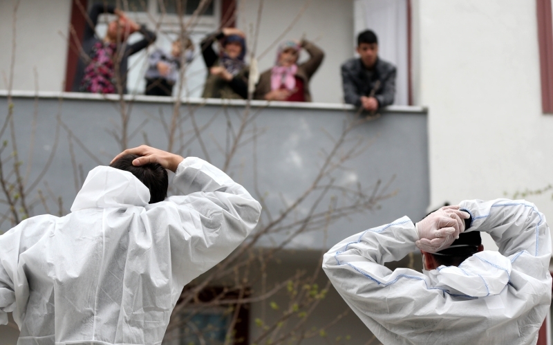 <p>Milli sporcu Hasan Çetin de ellerinden geldiğince yaşlılara moral vermek ve temel ihtiyaçlarını karşılamak için çalıştıklarını belirterek,</p>