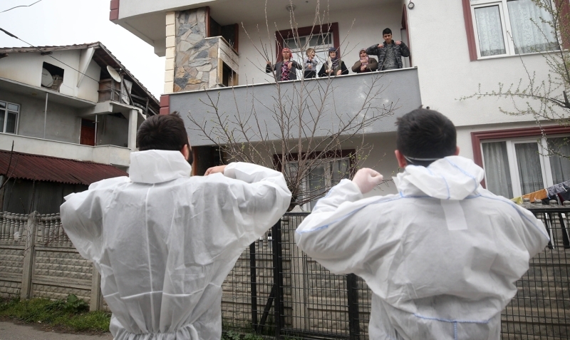 <p>'Onlara spor yapmalarını öneriyoruz. İhtiyaçlarını soruyoruz. Spor sağlıktır ve sağlıklı kalmak için bu dönemde önce evde kalmalarını sonra spor yapmalarını öneriyoruz.' dedi.</p>