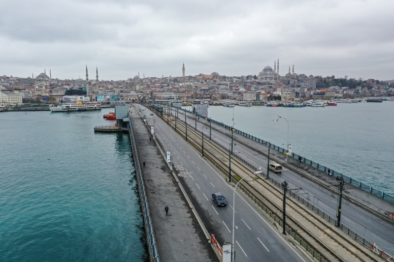 <p>Galata Köprüsü'nde de sessizlik hakimdi.</p>