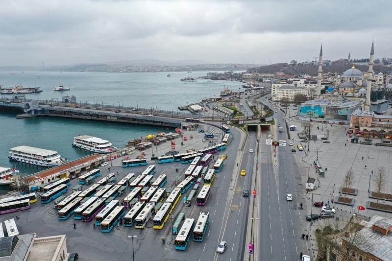 <p>Bu kapsamda Eminönü Meydanı'nda insan yoğunluğunun olmadığı görüldü.<br></p>