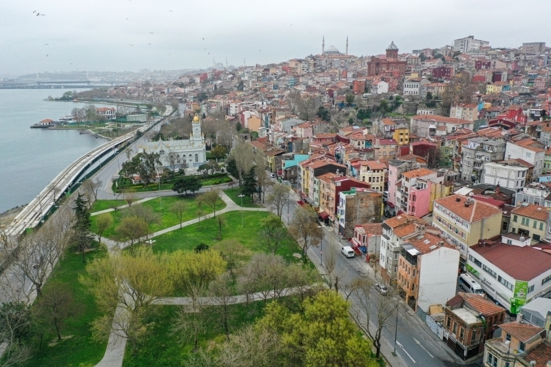 <p>Bu kapsamda Balat sahil kenarında insan yoğunluğunun olmadığı görüldü.<br></p>