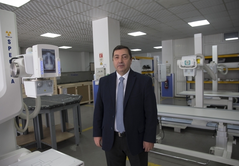 <p>'Çünkü acil, bugün, yarın, hemen lazım dediğimiz zaman alamayabiliriz ya da üretici herhangi bir komponenti eksik olduğu için o ürünü üretip veremiyor olabilir. Bugünden ihtiyaçlarımızı belirleyip, ülke stoklarımızı ona göre ayarlamamız lazım. Havalar ısınacak kurtulacağız desek bile mevcut hastaların tedavi edilmesi yine bir süreç. 3-6 ay sonra farklı bir virüsle karşılaşmayacağımızı da bilmiyoruz, beklenti o yönde. 1, 3, 5 yıllık ülke stratejik planlarımızı, yol haritamızı, eylem planlarımızı oluşturup ona göre öncelikle üreticilerimizle bu ihtiyaçlarımızı karşılamak, karşılayamadıklarımızı da komponentler getirerek yine burada teknoloji transferiyle üretmek ya da hiç yapamıyorsak tedarik yöntemini bugünden çalışmamız lazım. Yoksa o gün geldiği zaman maskede yaşadığımız gibi bir panik havası yaşamayalım. Virüs öldürmez, panik öldürür. Biz bu işi başaracağız.'</p>