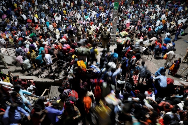 <p>21 gnlk sokaa kma yasa nedeniyle bakent Yeni Delhi'den evlerine dnmeye alan on binlerce kiinin terminallerde bir arada beklemesi endieye sebep oldu.</p>