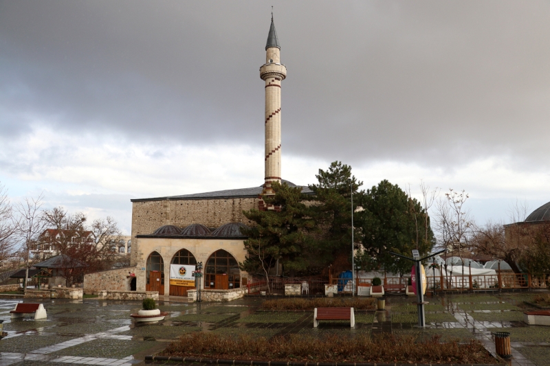 <p>Mahalle muhtarı Zülküf Demirpolat, AA muhabirine yaptığı açıklamada, koronavirüs salgını nedeniyle ülke olarak zor günler yaşadıklarını, bu süreci en iyi, devletin almış olduğu tedbirlere uyarak atlatabileceklerini belirtti.</p>