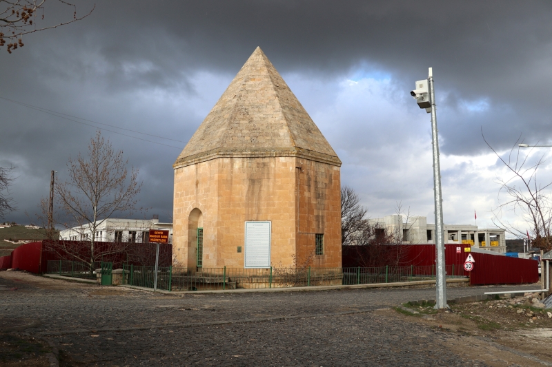 <p>Mahalle sakinlerinden Osman Kökçü de koronavirüs tedbirleri kapsamında alınan kararların, salgının yayılmasını önleme açısından önemli olduğunu dile getirdi.</p>