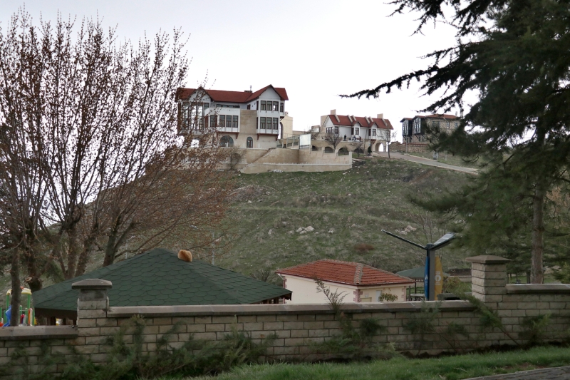 <p>'İnsanımız gerçekten zorunlu olmadıkça dışarı çıkmamalı. Bizim bir ikametimiz burada olduğu için gidip gelmek durumundayız, zaruri ihtiyaçlar dışında çıkılmamalı. Cumhurbaşkanımız aslında burada kısıtlamayı mecburi tutmadan yumuşak bir dille uyardı ama şimdi hepimizin şöyle bir tecrübesi de var: Cumhurbaşkanımız 15 Temmuz'da nasıl 'çıkın' dediyse, herkes sokağa çıktı ise şimdide 'çıkmayın' diyor, çıkmamalıyız.'</p>