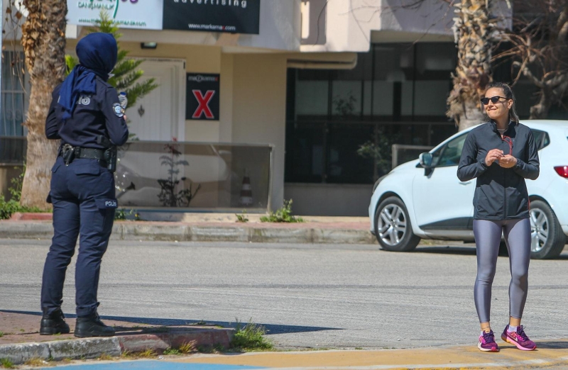 <p>Çiçekli polis memuru, göğsündeki çiçeklerle çevresine pozitif görüntü sergiledi.</p><p>Önceki günlere nazaran sokağa çıkmalarda gözle görülür azalma yaşanan Antalya'da, vatandaşlar uyarıları da dikkate alıyor. </p>