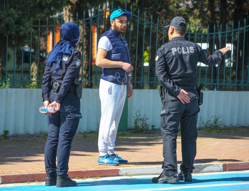 <p>Polisin 'bu yolda yürüyüş yapamazsınız' sözleri üzerine vatandaşlar evlerine dönüyor. Sık sık yapılan uyarılara rağmen evcil hayvanlarını gezdirmek için dışarı çıkanlar da polis engeline takıldı.</p>