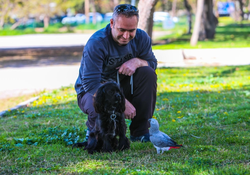 <p><b>KÖPEK VE PAPAĞANLA GEZİNTİ</b></p>