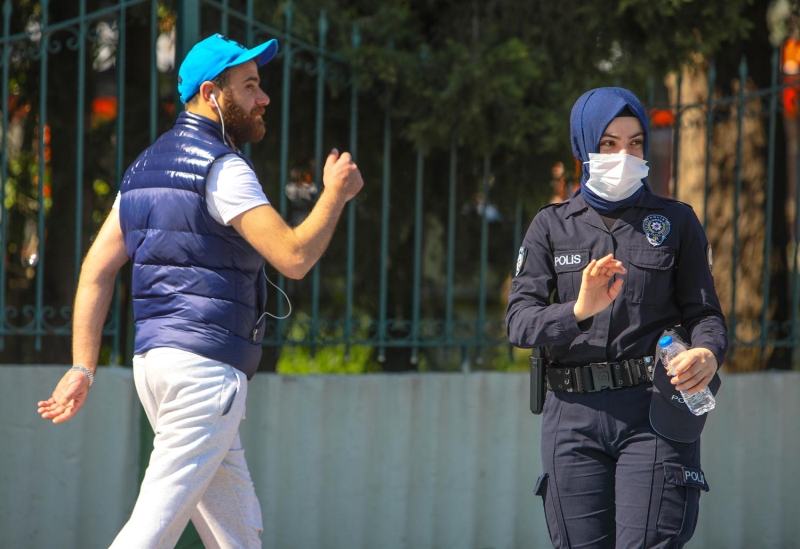 <p>'Köpeğimle birlikte Fido isimli papağanım da bizimle dolaşıyor. İnsanlardan uzak, hava alıyoruz. Köpeğimin günlük ihtiyaçları var, bu nedenle dışarı çıkartıyorum. Fido'yu da yanımıza alıyoruz. İkisi bir süre çimlerin üzerinde oyun oynuyor, sonra evimize dönüyoruz' dedi.</p>