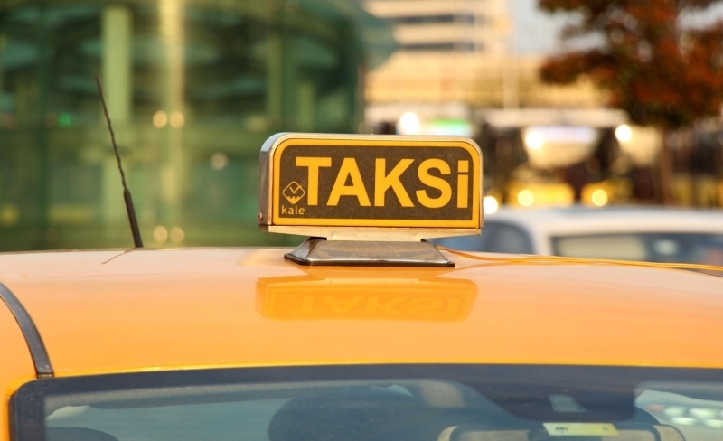 <p>stanbul Valili tarafndan taksilerle ilgili alnan karar yerinde bulan taksici Ali Alkan,</p>
