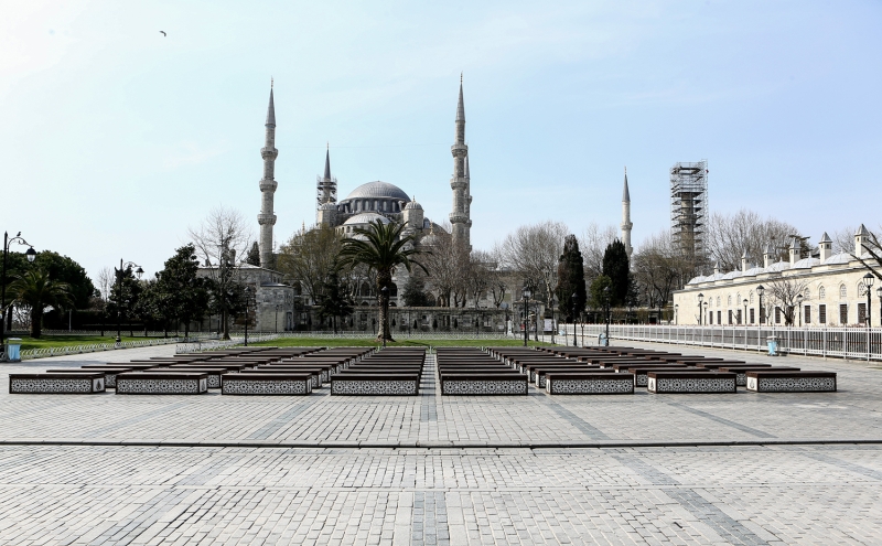 <p>Yeni tip koronavirs (Kovid-19) nlemleri kapsamnda, vatandalarn ve turistlerin kalabalk olarak bulunduu Sultanahmet Meydan'nda insan younluunun olmad grld.</p>