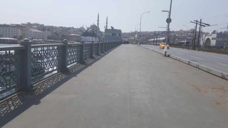 <p>Yeni tip koronavirs (Kovid-19) nlemleri kapsamnda, vatandalarn ve turistlerin kalabalk olarak bulunduu Galata Kprs ve Eminn'nde insan younluunun olmad grld.</p>