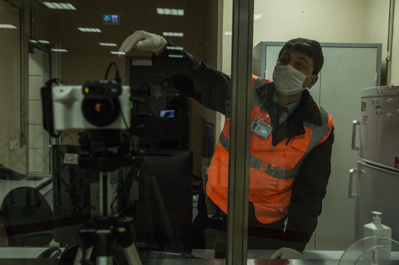 <p>Koronavir�s tedbirleri kapsam�nda Marmaray �stasyonlar�na termal kamera yerle�tirildi. Yolcular turnikeden ge�meden �nce termal kamera ile kontrol ediliyor.</p>