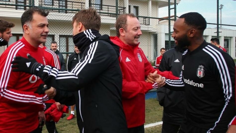 <p><strong>'BU HALİYLE TESCİL EDİLMEZ'</strong></p><p>Lig bu haliyle tescil olursa, kimse bundan memnun olmaz. Nasıl tescil edeceksin yani? Çok sağlıklı değil. Bu olaylar mutlaka bir gün bitecek. Nisan ayı zor ama belki 15 Mayıs ya da 15 Haziran'da ligler oynanır. Yine seyircisiz oynatırlar.'</p>