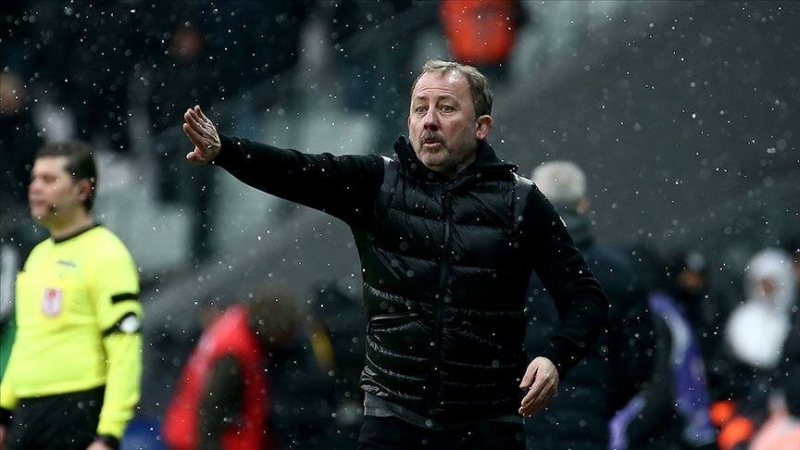 <p><strong>'İKİSİ DE MARADONA DEĞİL'</strong></p><p>Messi ile Ronaldo'yu kıyaslıyorlar, ikisi de büyük oyuncu. Kıyas yapılacak oyuncular değil. Biri tamamen fizik gücüyle oynayan, diğeri yeteneği ile oynayan oyuncu. En güzel yorum bu olabilir. Ancak ikisi de bir Maradona değil.</p>