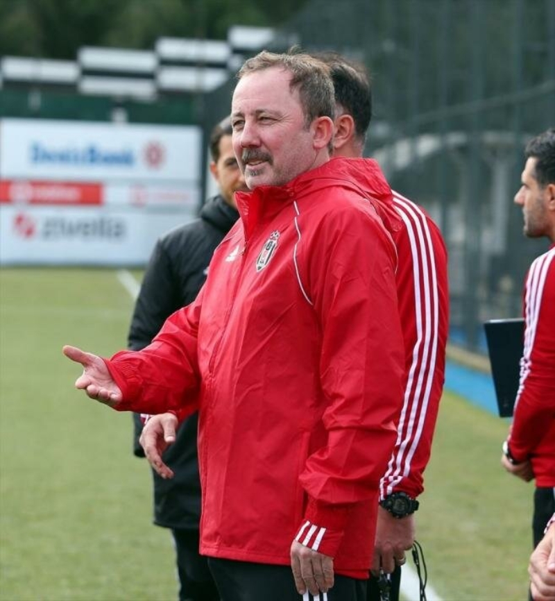 <p><strong>KİME GÖRE VAR, NEYE GÖRE VAR</strong></p><p>Kötü oynanan bir maçta bile mesela, VAR devreye girse, hakem görebilse belki kaybetmeyeceksin. Sonuçta bu senin hakkın, VAR senin hakkın ama devreye girmiyor. Kime göre VAR, neye göre VAR ve ne VAR? Oyuncular da VAR'a alıştı, ceza alanında en ufak bir müdahalede kendilerini yere atıyorlar. Oyuncuların alışması da çok kötü.</p>