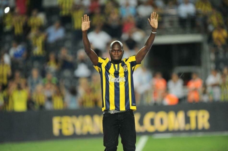 <p><strong>'EVDE KALALIM'</strong></p><p>Herkesten evde kalmalarını rica ediyorum, bu virüsü durdurmanın tek yolu bu. Bizim yapabileceğimiz en iyi şey bu, evde kalalım.</p>