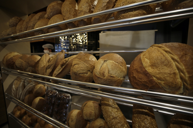 <p>Fırın çalışanları, sokağa çıkmaları sınırlandırılan 65 yaş üstü vatandaşların ekmek ihtiyacını da evine giderek karşılıyor.</p>