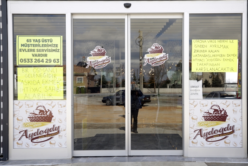 <p>Beş şube ve 70 çalışanla hizmet verdiklerini, ihtiyaç sahiplerine günlük 600 ekmek dağıtıldığını aktaran Aydoğdu,</p>