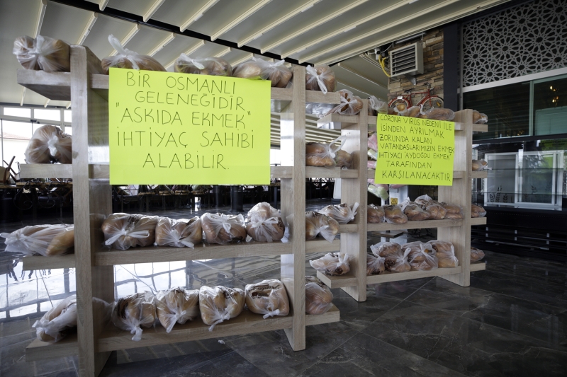 <p>Aydoğdu, iş yerinin camına astığı afişe, 'Koronavirüs nedeniyle işinden ayrılmak zorunda kalan vatandaşlarımızın ekmek ihtiyacı karşılanmaktadır.' yazdı. Aydoğdu'nun bu davranışı, sosyal medyada da beğeni aldı.</p>