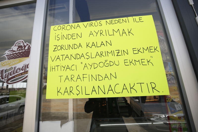<p> 'Bu dönemde salgın nedeniyle kapanan birçok iş yeri mevcut. Bunun yanı sıra işsiz insanlarımız da var. Biz de bu kardeşlerimizin günlük ekmek ihtiyacını karşılamak için bir çalışma başlattık. Bunu bir kampanya olarak değil manevi bir görev olarak yapıyoruz. İnşallah normal hayatımıza geçene kadar bu hizmetimizi devam ettireceğiz.' diye konuştu.</p>