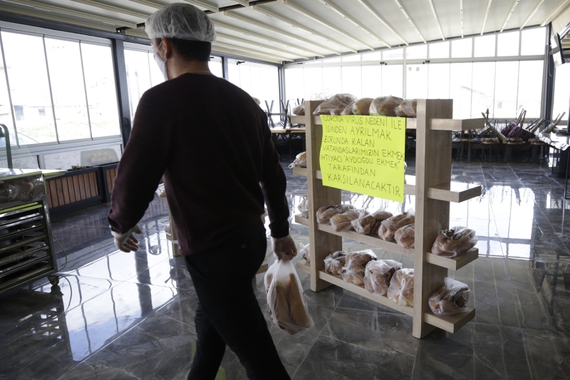 <p>'Böyle bir hizmet bize Osmanlı kültüründen geliyor ancak günümüzde unutulan bir hizmet olmuştu. Biz de bunu tekrar gün yüzüne çıkartmak istedik. Herkesin bu süreçte son derece duyarlı olması gerekiyor. Bu bir milli mücadeledir. Ülkemiz zor zamanlardan geçiyor. Biz gücümüz nispetinde bir şeyler yapıyoruz. Bu yüzden herkes elini taşın altına koymalı. İnşallah en kısa sürede de bu salgın biter ve sağlıklı günlerimize yeniden kavuşuruz.' sözlerine yer verdi.</p>