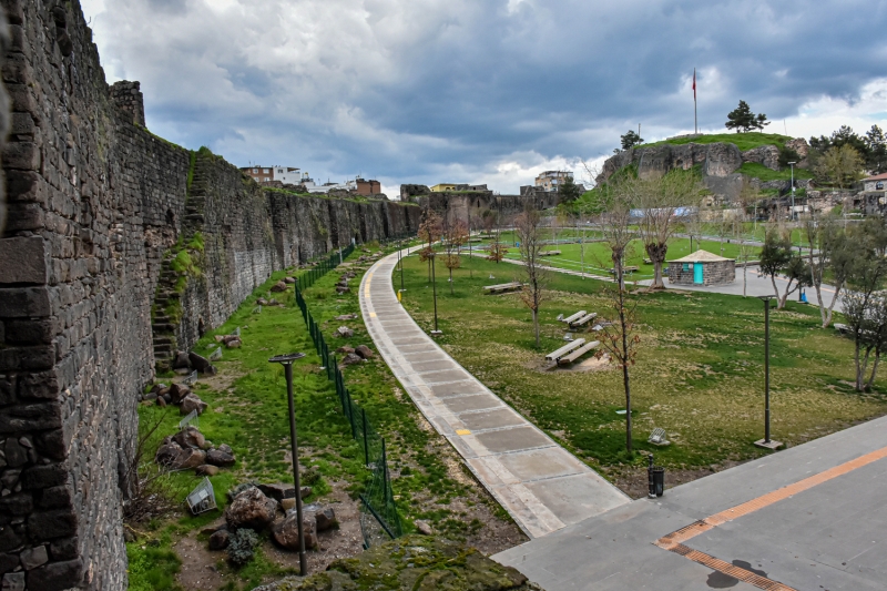 <p>Hasan Paa Han ve tarihi Ongzl Kpr evresinde bulunan kafe, ay bahesi ve lokantalarn da faaliyetlerine geici sre ara vermesi nedeniyle bu alanlarda da sosyal yaam sona erdi.</p>