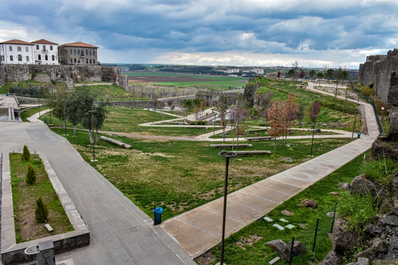 <p>Cahit Stk Taranc Mze Evi, Ahmet Arif Edebiyat Mze Ktphanesi ile Diyarbakr Kltr Evinin de tedbirler kapsamnda geici sre kapatlmasnn ardndan sz konusu tarihi mekanlarn bulunduu sokak sessizlie brnd.</p>